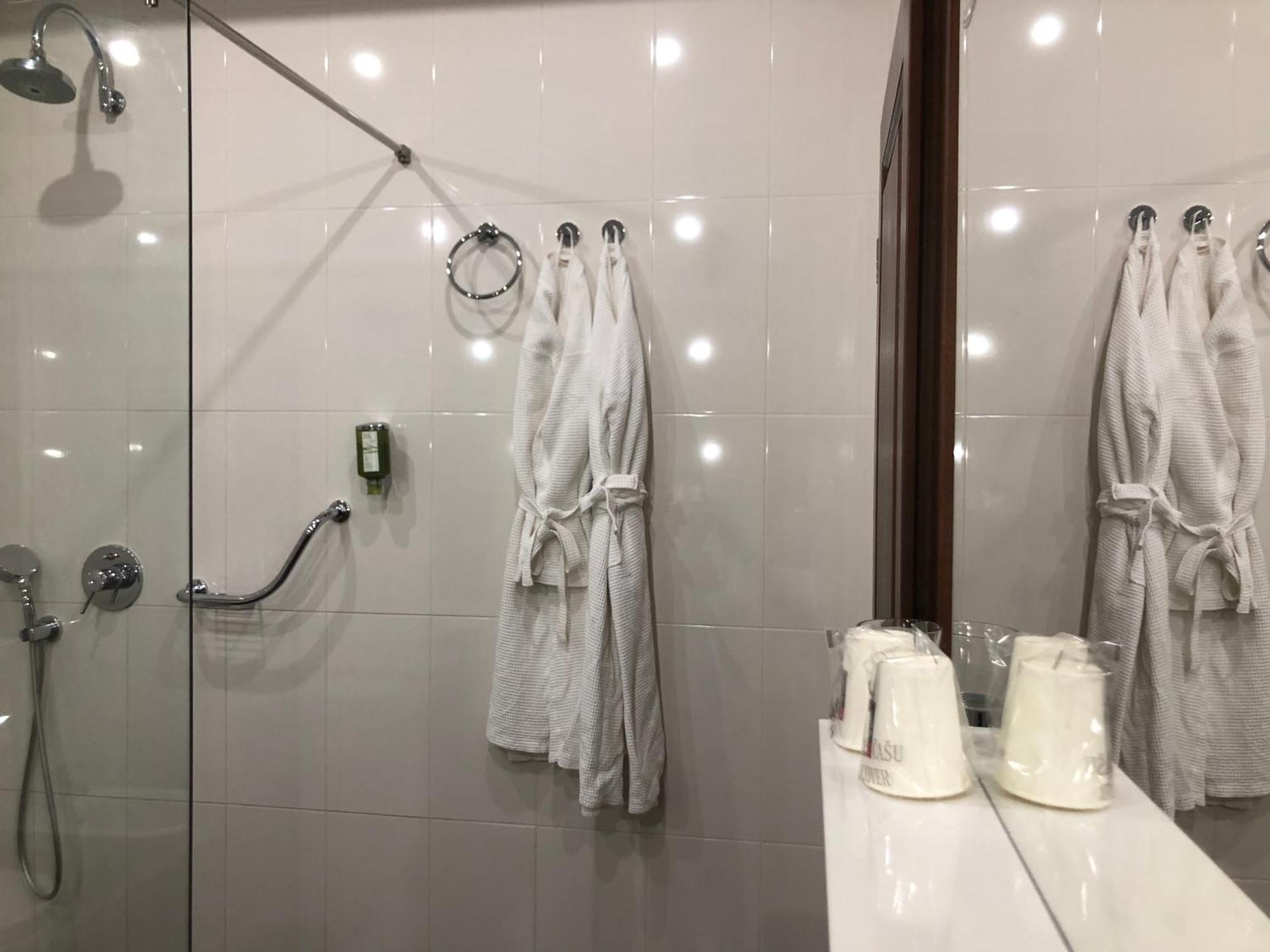 Anica 4*